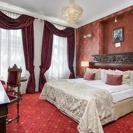 Kolegiacki Otel 4*